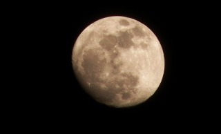 月が中心のライフスタイル、夜から始まる1日