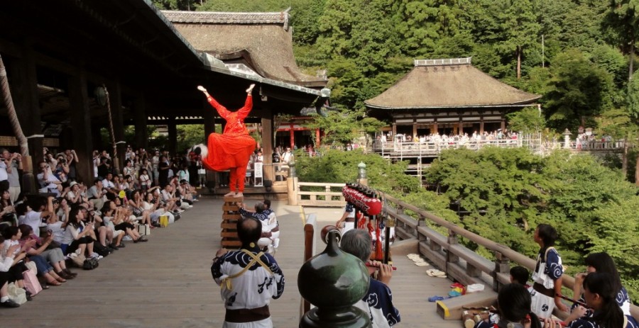 清水の舞台で繰り広げられる、念仏エンターテイメント。清水寺・盂蘭盆会の六斎念仏 歴史・文化 Japaaan