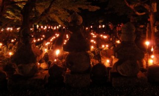 知らない誰かの成仏を祈る。化野念仏寺の千灯供養