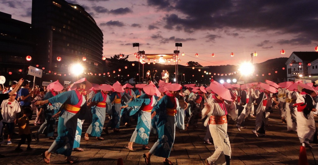 歌のグルーヴで踊れ 近畿で何気に勢力を誇る江州音頭 | エンターテイメント - Japaaan