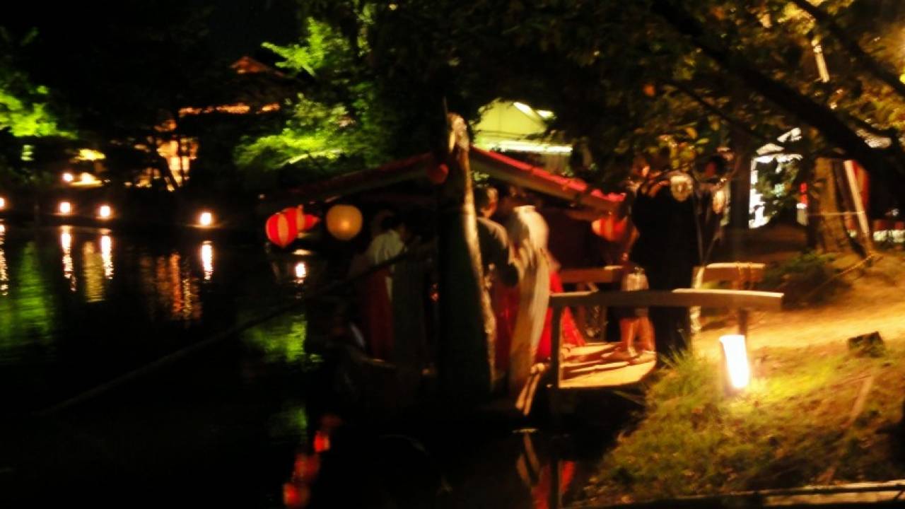 平安時代そのままの池で、中秋の名月を愛でる。京都嵯峨野・大覚寺の「観月の夕べ」