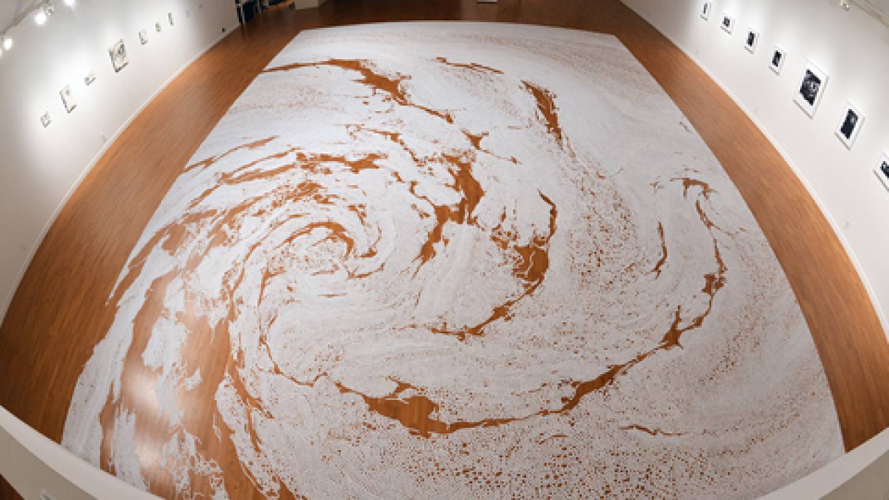 世界で唯一の「塩の芸術家」山本基が描く循環型アート