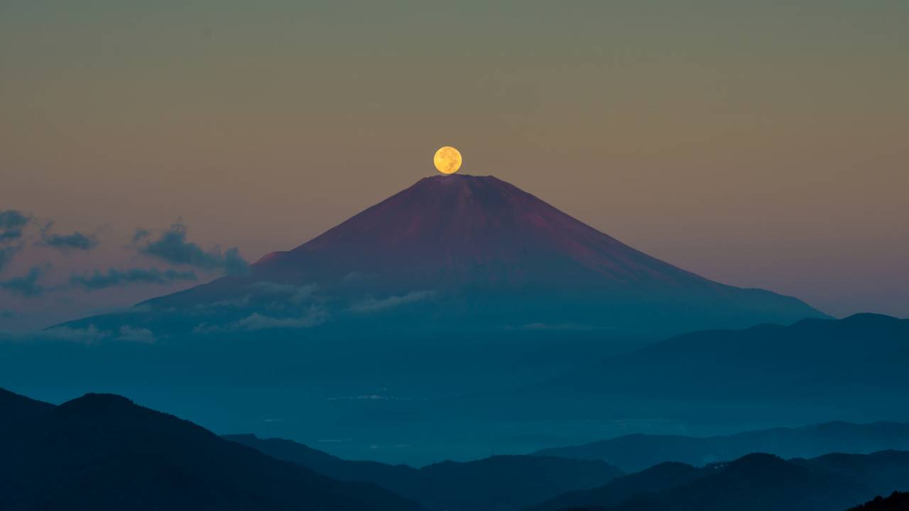 富士山のてっぺんに月が浮かぶことを「パール富士」と呼ぶ