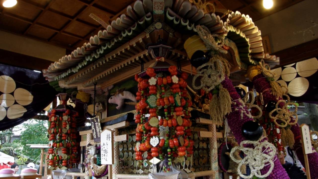 収穫の喜びとデコ文化が直結？ 京都・北野天満宮のずいき御輿