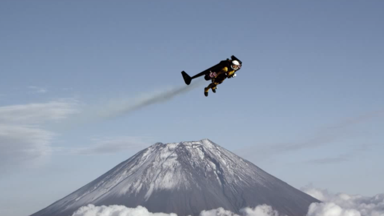 人間ジェット機「イブ・ロッシー」が世界遺産 富士山を自由飛行するムービー！