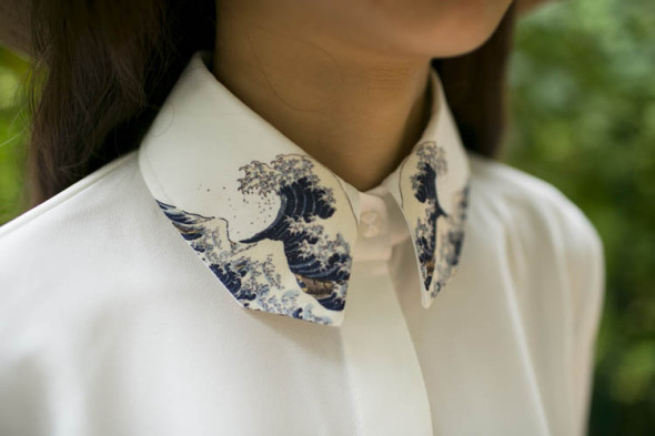 これかわいい 葛飾北斎の浮世絵が襟に描かれた女性向けシャツ アート 日本画 浮世絵 Japaaan