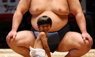 お相撲さんに挑む小さな少年が可愛すぎる！
