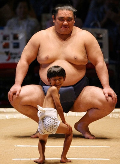お相撲さんに挑む小さな少年が可愛すぎる Japaaan