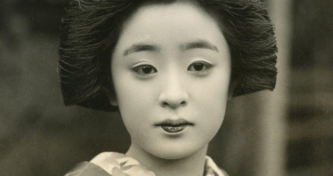 まるでお人形さんのような日本美人 | 日本の古写真 - Japaaan