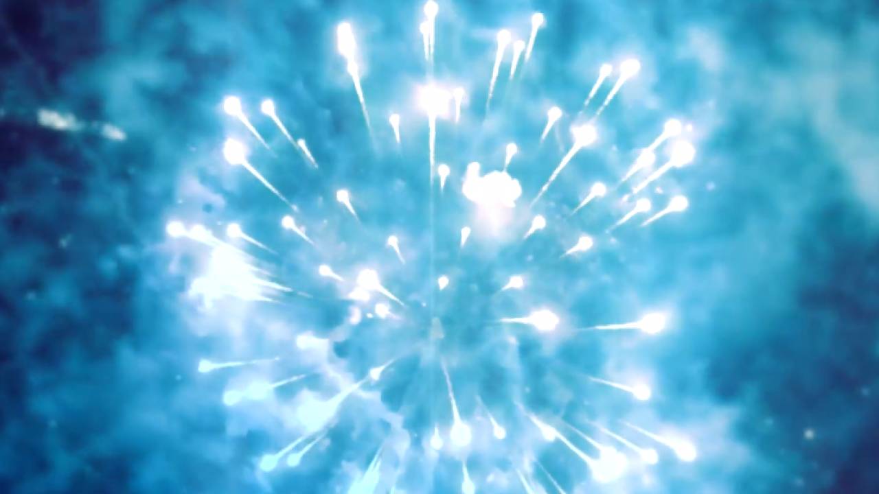 打ち上げ花火にドローンで接近し、色々な角度で撮影したムービーが素敵！
