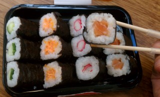 オランダのスーパーで売られるお寿司は、日本に近づこうと頑張っていた…。