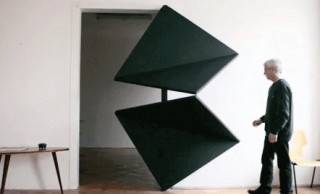 折り紙のような動きが不思議！わずかな力で開閉する「折り紙のドア」