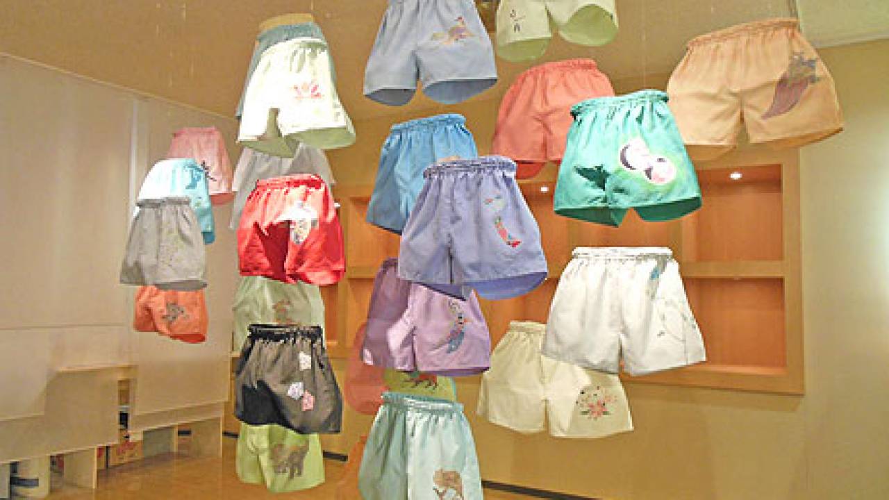 加賀友禅のパンツ！？「YUZEN UNISEX Underwear」展が石川県立伝統産業工芸館で開催中
