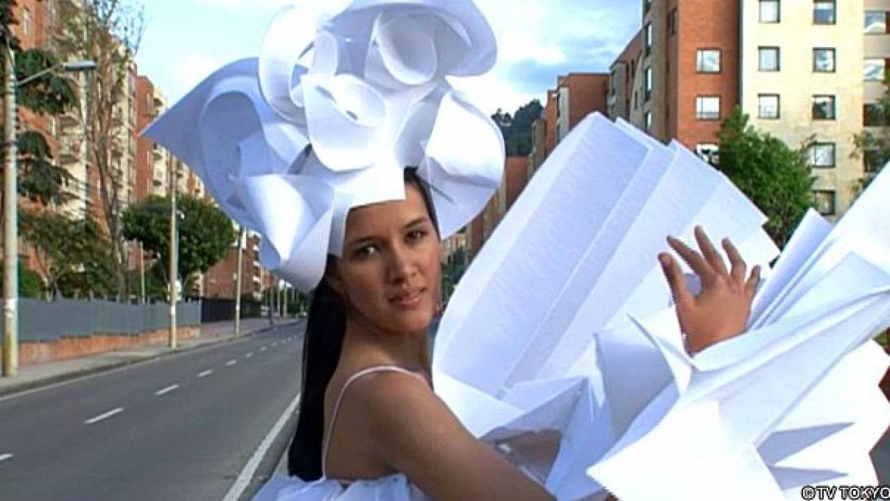 折り紙がなんとドレスに！コロンビアの女性デザイナーの斬新なアートとは