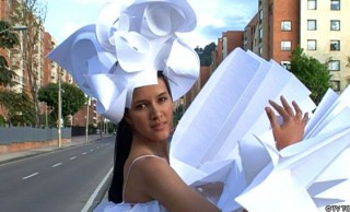 折り紙がなんとドレスに！コロンビアの女性デザイナーの斬新なアートとは