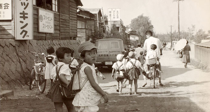 1958年にフランス女優が撮影したヒロシマの日常風景の懐かしさが素敵 アート 日本の古写真 Japaaan