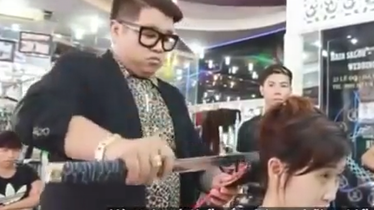 [動画]ちょ…これは！今話題の日本刀で髪をカットする美容師さん in ベトナム