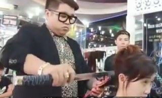 [動画]ちょ…これは！今話題の日本刀で髪をカットする美容師さん in ベトナム