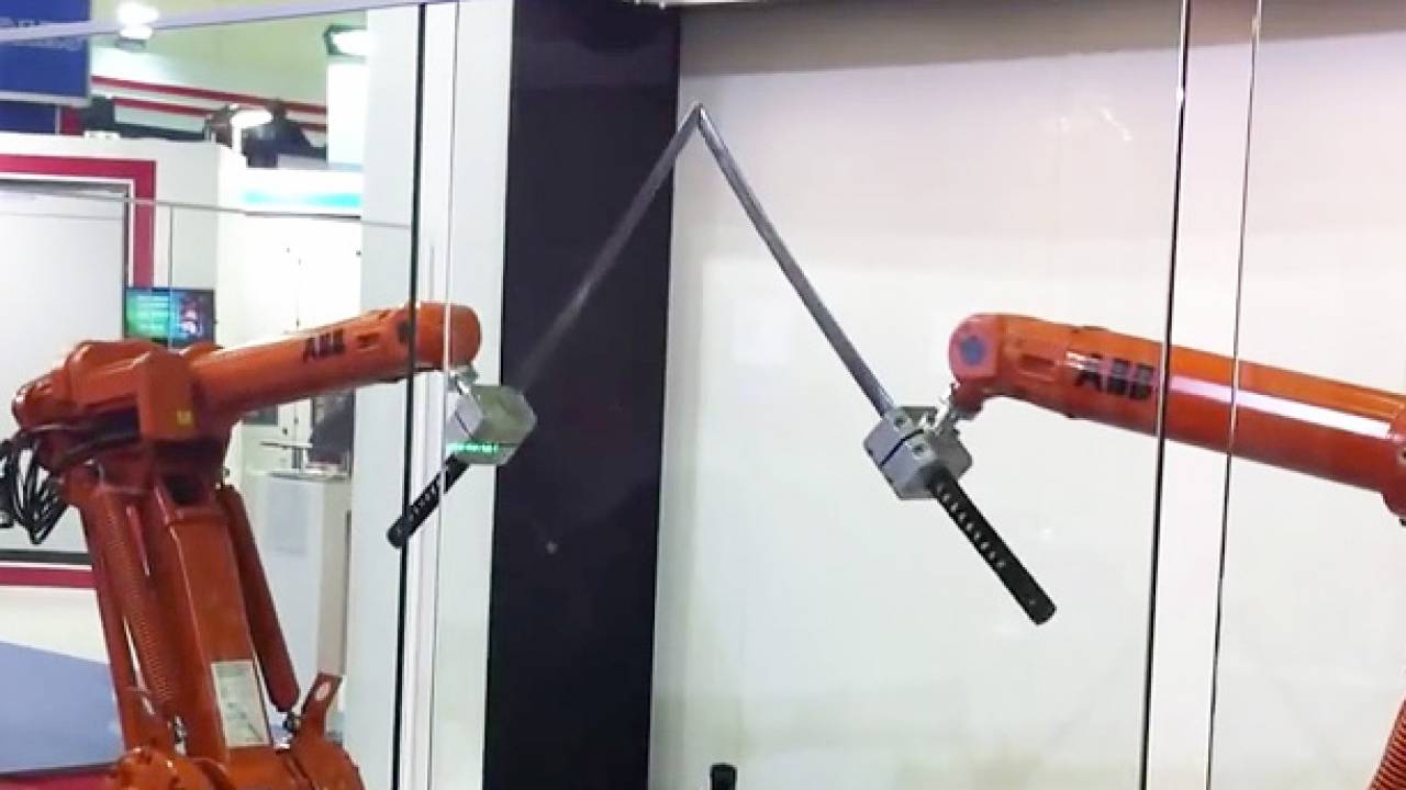 [動画] 日本刀で戦うロボットとロボット。淡々とした戦いが「型」を見ているよう
