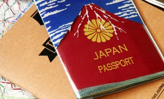 パスポートが葛飾北斎の赤富士山に！AKAFUJIパスポートケースがかっこいい！
