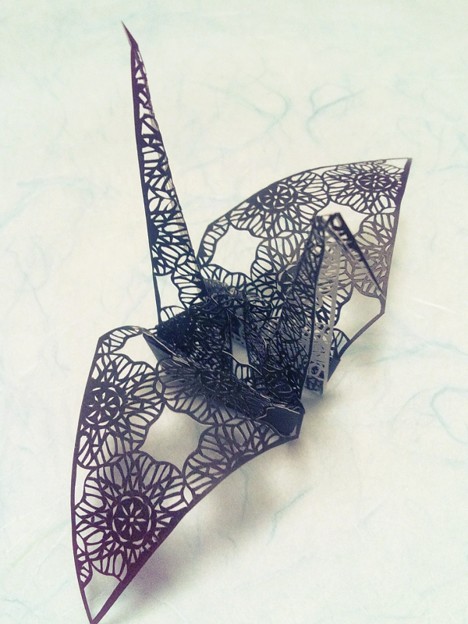 繊細で美しすぎる 折り鶴を切り絵でデザインした 立体切り絵 に完全に心掴まれる アート Japaaan