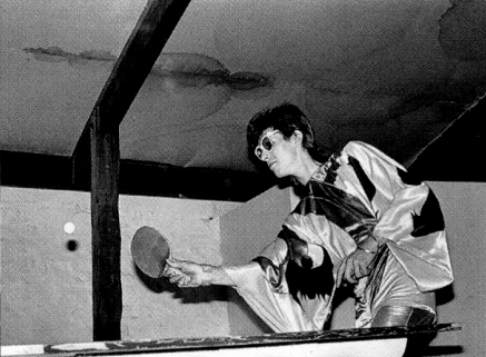 David-Bowie-playing-ping-pong-in-a-kimono