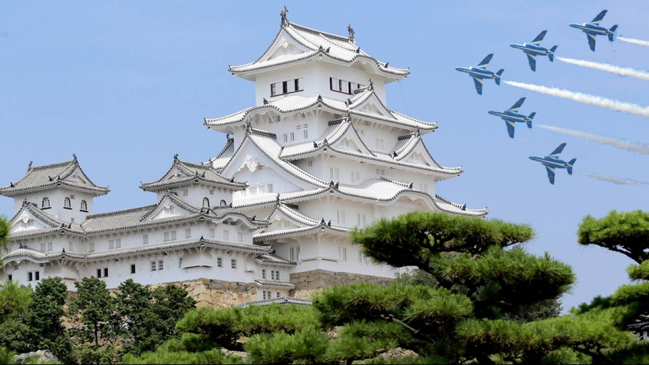 姫路城の上空でブルーインパルス祝賀飛行が行われます！姫路城の修復完了を記念して