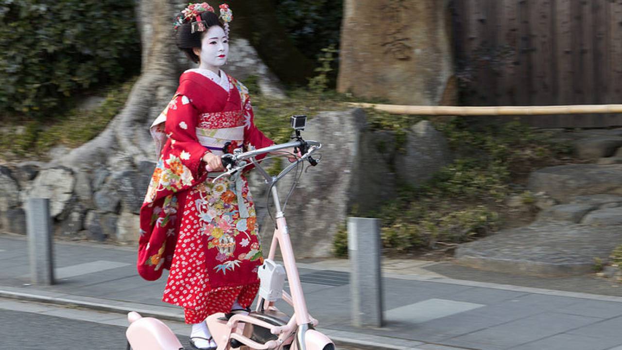 何この斬新さ！祇園の舞妓さんが着物で不思議マシンを乗りこなしてるぞ！