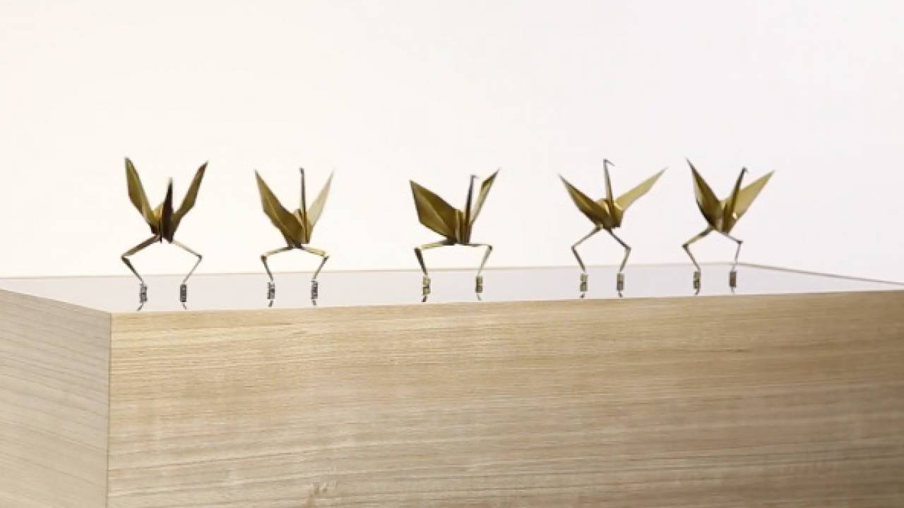 折り鶴が動きだす！超進化を遂げた折り鶴がビートに合わせてダンス・ダンス・ダンス！