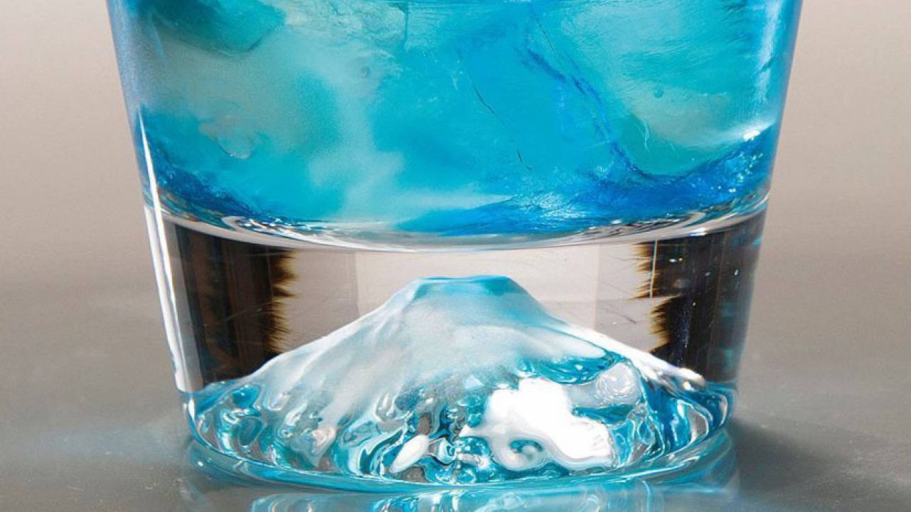 魔法みたい！グラスの中の富士山が飲み物と同じ色に変化する「富士山ロックグラス」