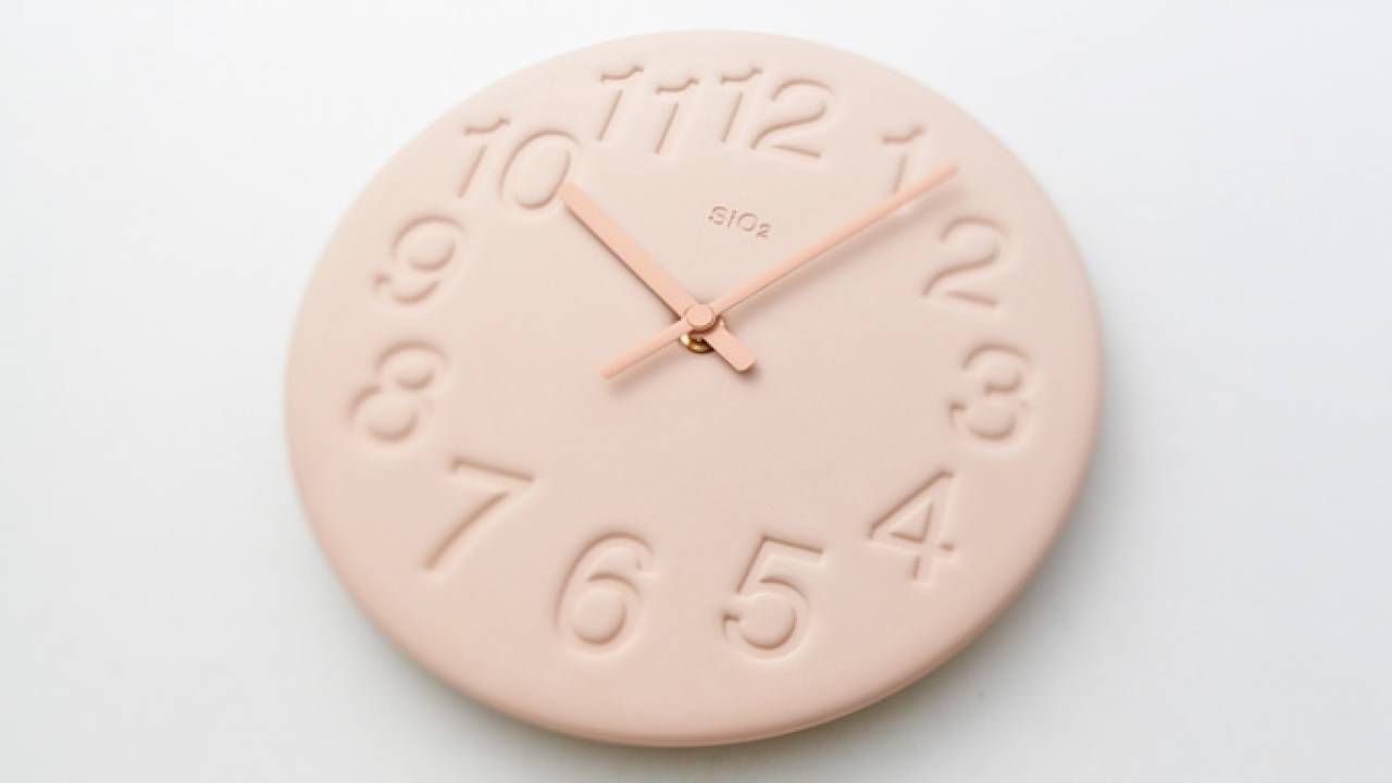 日本の伝統技能、左官の技術で作った「珪藻土の時計」がとても美しい！