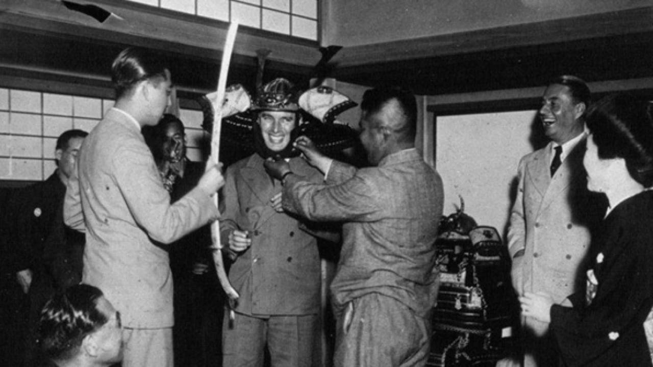 貴重写真！？昭和7年、チャールズ・チャップリンが日本で兜（かぶと）かぶってた…。