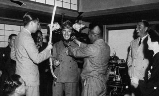 貴重写真！？昭和7年、チャールズ・チャップリンが日本で兜（かぶと）かぶってた…。