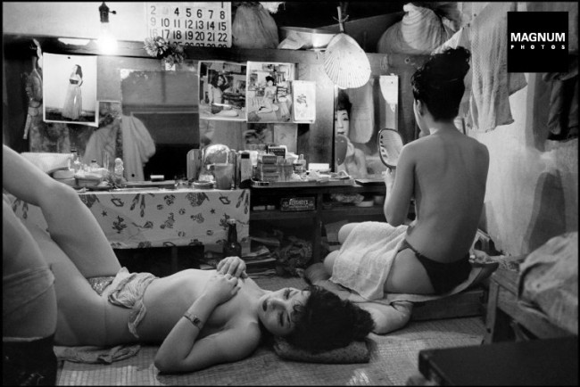 JAPAN. Tokyo. 1951. Striptease club.
