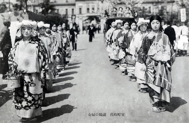 室町時代 を再現した染織祭の女性時代衣装行列 1933年（昭和8年）撮影
