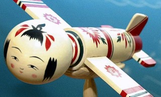 こけし飛んでるしwww 宮城県が観光キャンペーンで「こけし飛行機」を披露、可愛すぎる…