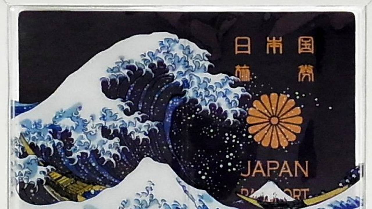 これはナイスデザイン！葛飾北斎「富嶽三十六景 神奈川沖浪裏」がパスポートケースになった！