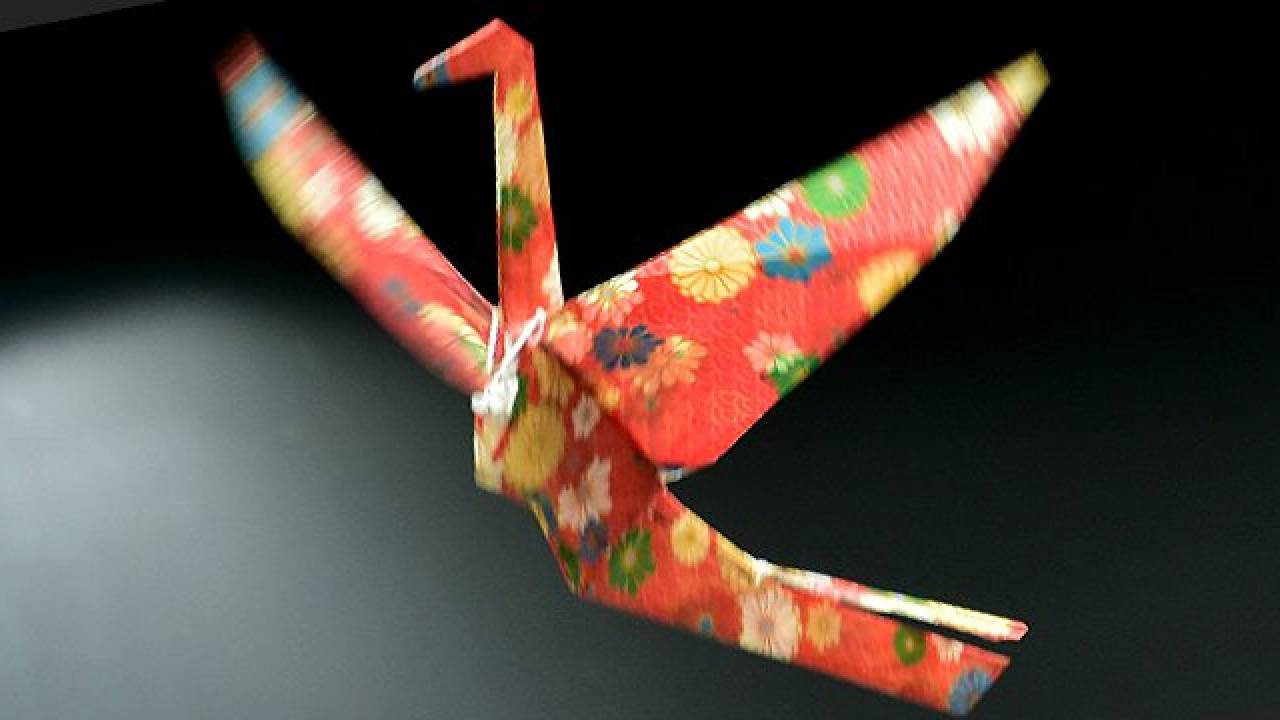 まさに和風ドローン！わずか31グラム、制御可能な空飛ぶ折り鶴「ORIZURU」が発表