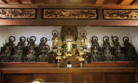 釈迦三尊像と十六羅漢像