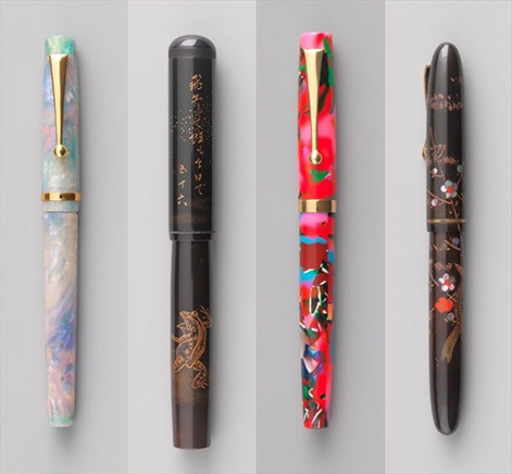 左からセルロイド製万年筆、鳥獣戯画が描かれた蒔絵万年筆、鮮やかなセルロイド製万年筆、蒔絵万年筆