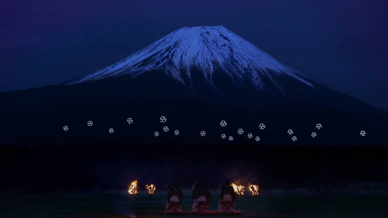 ドローンが三味線とシンクする！20台超のドローンが富士山を舞台に幻想的パフォーマンス「Sky Magic」