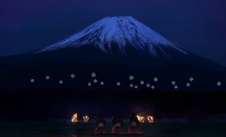 ドローンが三味線とシンクする！20台超のドローンが富士山を舞台に幻想的パフォーマンス「Sky Magic」