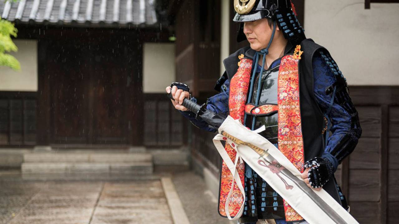 日本刀のように傘を持ち歩ける！これからの梅雨時期に最適な「刀剣傘鞄」