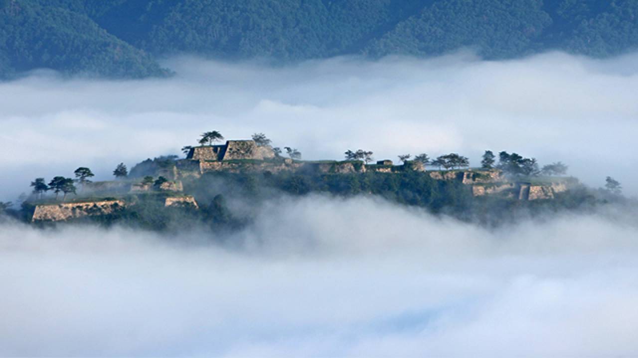 今シーズン、天空の城に見事な雲海！神秘的な天空の城・竹田城跡の姿がツイッターで続々報告される