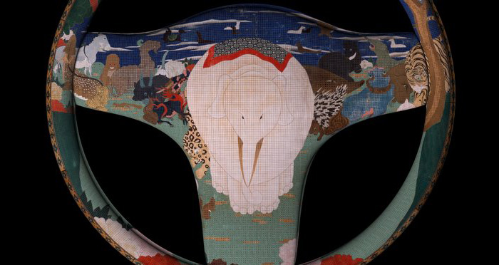 マイカーに装着したいぞ！伊藤若冲の超人気作品が描かれた漆の自動車