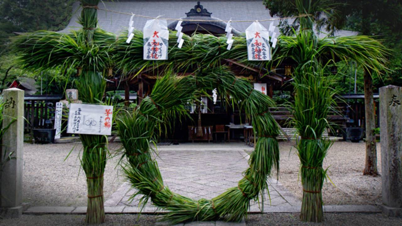 神社の境内に大きな草輪。6月夏越の祓「茅の輪くぐり」の作法や由来を紹介
