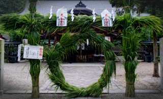 神社の境内に大きな草輪。6月夏越の祓「茅の輪くぐり」の作法や由来を紹介