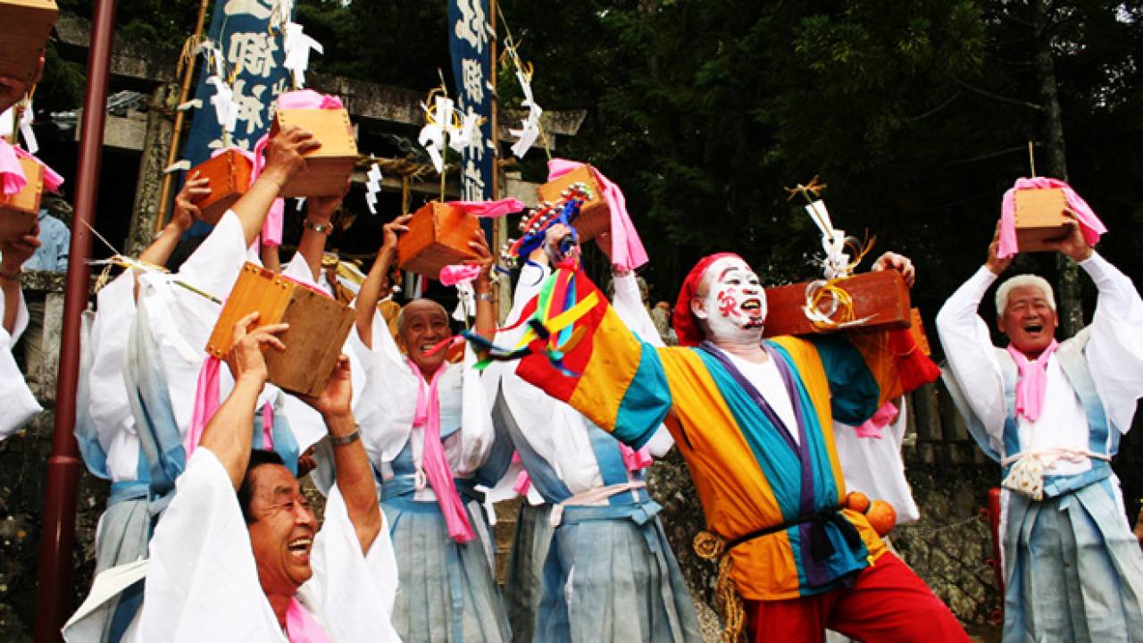 これ一体何？鯛、笑い、信長、たばこ、ケベス… 日本にある変わったお祭りたち