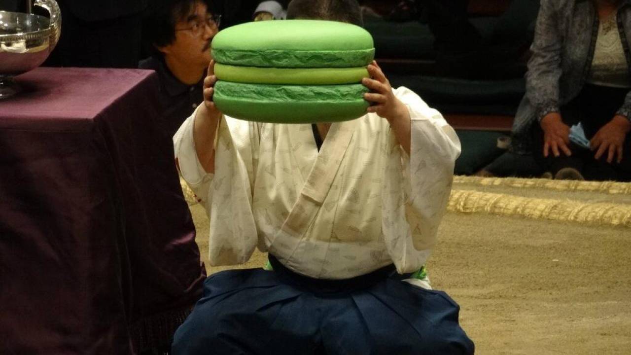 大相撲の表彰式でおなじみ巨大マカロン！なぜ登場するようになったのか？