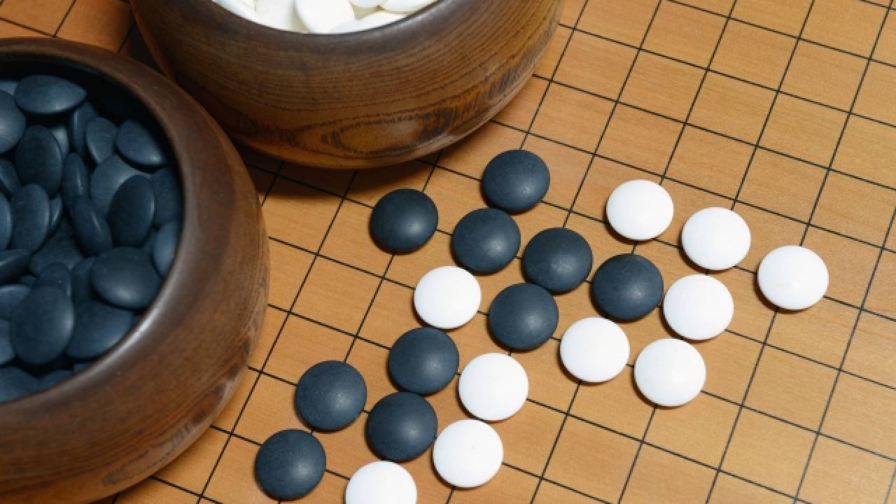 囲碁の碁石と碁盤の雑学。碁石は白の方が小さい理由。碁盤の線は何本？ 歴史・文化 Japaaan